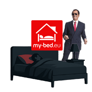 Kalles MyBed Kooperation - Kalle Schwensen steht neben einem Bett und im Hintergrund ist das Logo von MyBed zu erkennen